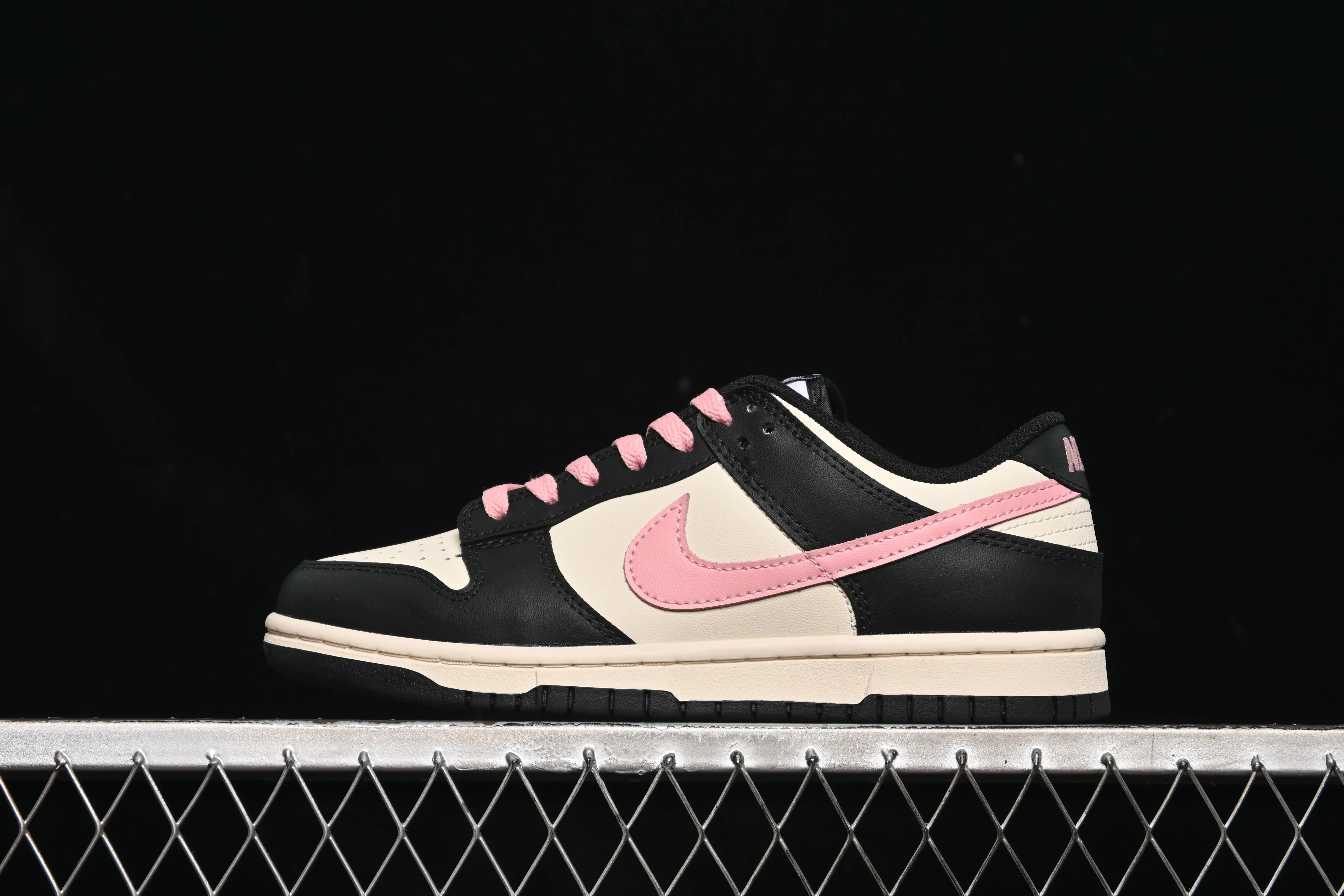 All Categories Nk SB Dunk Series Nk SB Dunk Low Low-top sneakers Nike SB Dunk Low White, black and pink color Low-top casual sneakers DD1391-100